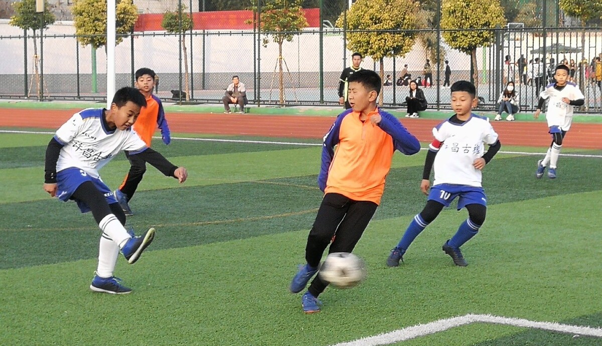 德森则凭借 德森则凭借